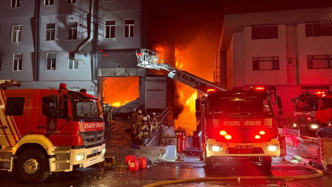 Fabrika yangını! Zaman zaman patlamalar yaşandı 10